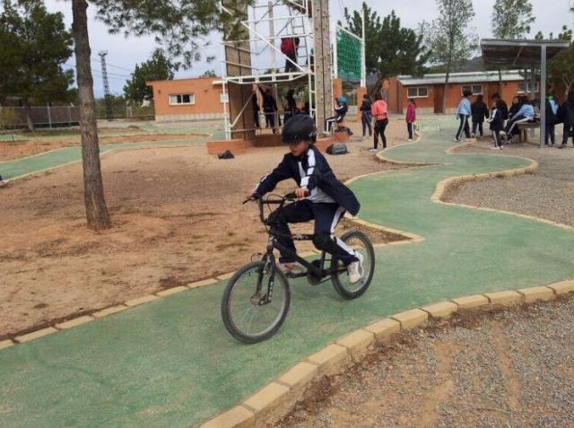  menino andando de bicicleta 